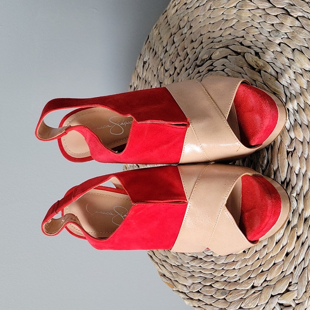 Tan and red platforms